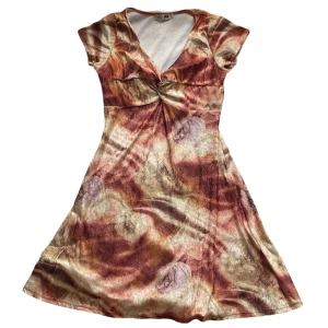 Joy v-ringad klänning  - Brun beige längre klänning med tvistad byst, v-ringning och blommigt mönster 🤎Jag brukar h strl XS/S i överdelar för referens!