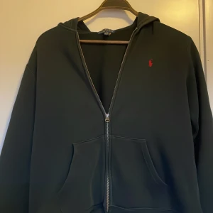 Zip hoodie från ralph lauren - Zip hoodie från polo ralph lauren. Tröjan är i använt men bra skick överlag. Priset är inte direkt hugget i sten så kan diskuteras eventuellt🤝Skriv gärna till mig innan du köper👌
