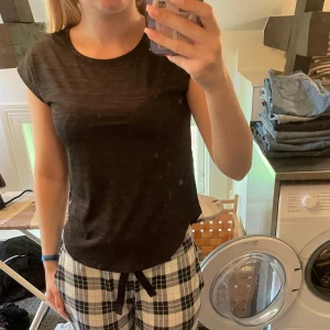 Träningströja  - En träningströja från soc i storlek 146-152. Tröjan går upp lite på sidorna 