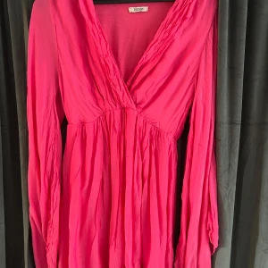 Rosa klänning  - Superfin rosa klänning. Klänningen har aldrig använts och är i storlek 38💗