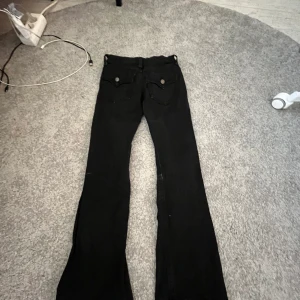 svarta bootcut jeans 🖤 - Jätte snygga svarta Jeans från Gina tricot! I storlek 146 men passar mig som har (xss)! Mönstrade fickor! Köpt för 400kr