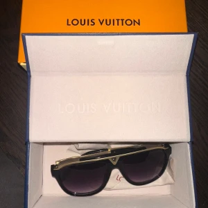 Solglasögon Mascot  - Solglasögon i fint skick. Kommer med box och fodral samt duk. 