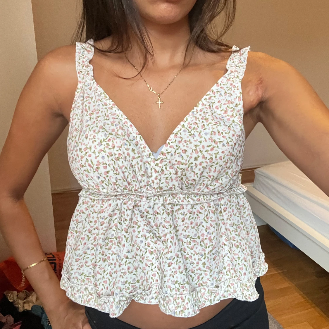 Blommig volangtop med v-ringning