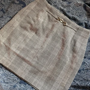 Kjol från H&M - Jättesöt kjol från H&M. Sitter fint på, inte för kort. Stängs med en dragkedja bak. Gulddetalj fram ⭐️