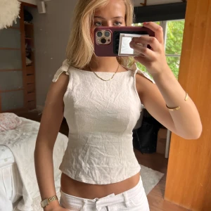 Vit linnetopp med knyt på axlarna - Sååå himla snygg topp i linne material. Knytband på axlarna 