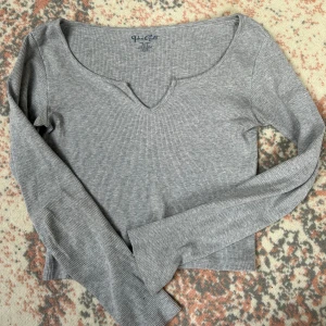 grå långärmad topp - jättefin grå långärmad topp från brandy melville/john galt. perfekt den till hösten!