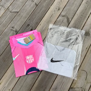 FC Barcelona rosa matchtröja Nike - FC Barcelona fotbollströja i rosa och ljusblått med vita linjer, klubbmärke på bröstet och Nike-logga. Kortärmad modell i lätt och ventilerande material, perfekt för träning eller match. Spotify-logga på framsidan. Snygg och modern design. Pris kan diskuteras vid snabb affär