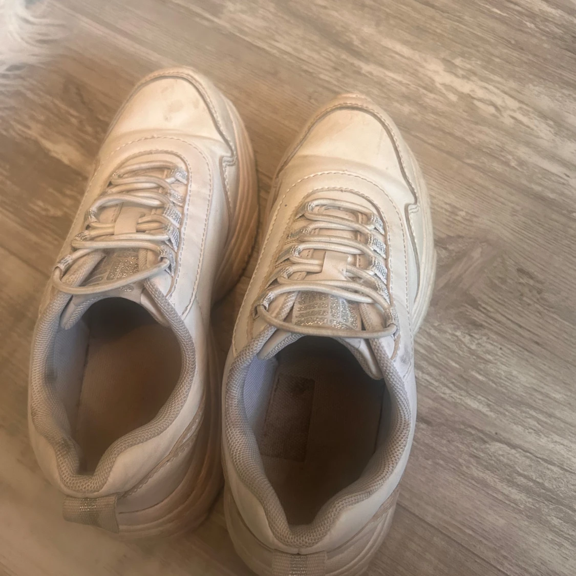 Chunky vita sneakers med platt sula - 2