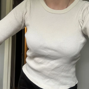 Ribbad Tröja - Fint skick förutom en liten fläck på framsidan som kanske kan gå att få bort i tvätten <3