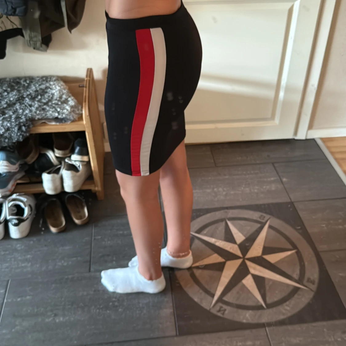 Svart tight kjol med röd och vit rand - 1