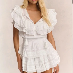 Vit volangklänning - Världens finaste klänning från loveshackfancy i nytt skick! Perfekt som studentklänning eller till sommaren❤️pris går att diskuteras