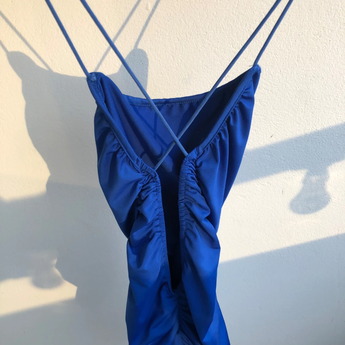 Kornblå kort klänning med tunna band - 1