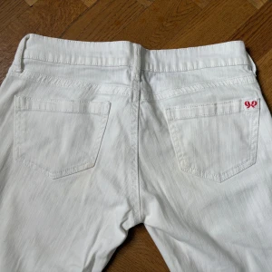 Vita Lågmidjade jeans - Säljer jättefina  Lågmidjade jeans från Mango, perfekt för sommaren. Storlek 38 men sitter snarare som 36. Raka i benen. Skriv för mer bilder/mått. 