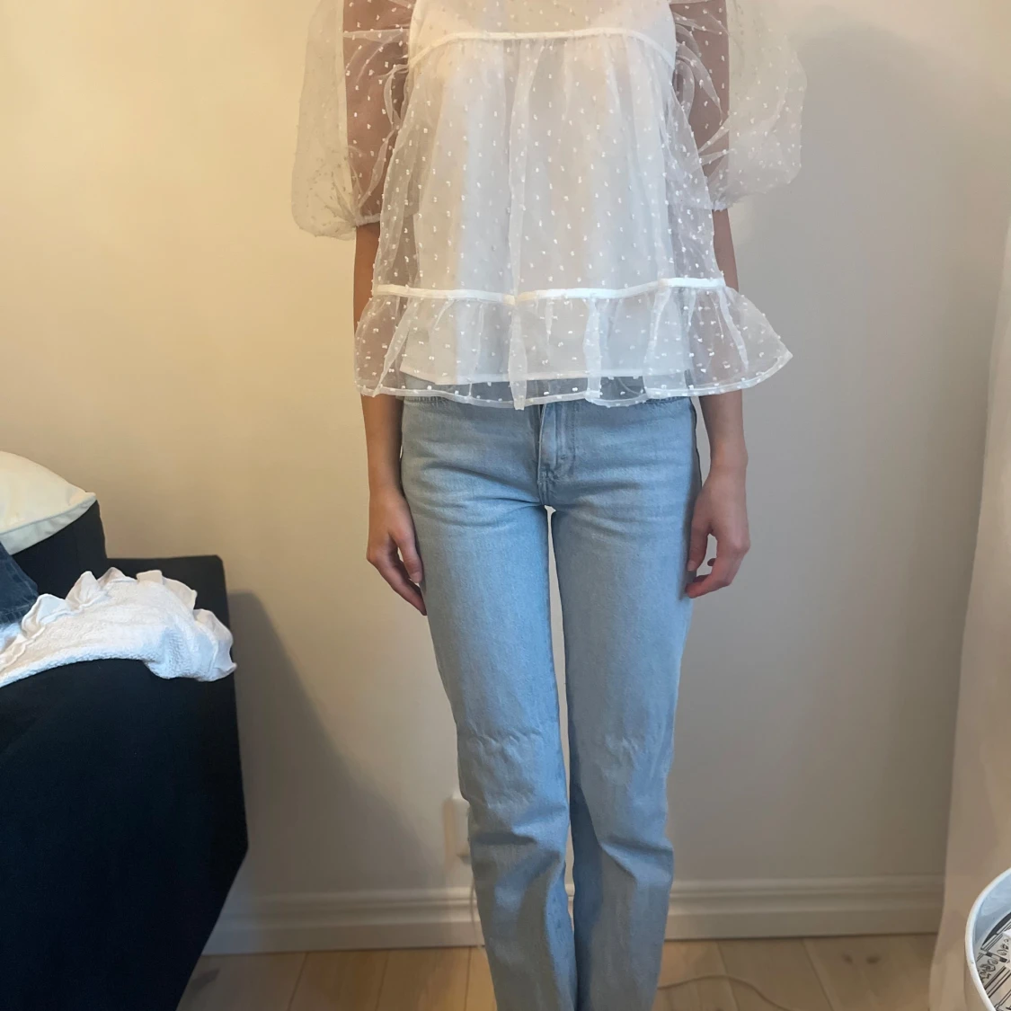 Vit transparent blus med volang
