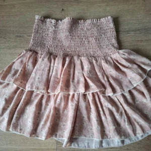 Kjol fint blommigt mönster  - Aldrig använd!