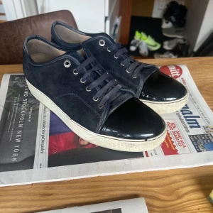 Lanvin cap toe uk9 - Lanvin cap toe sneakers, storlek uk9 motsvarar ungefär 43-44. Skick 7/10 