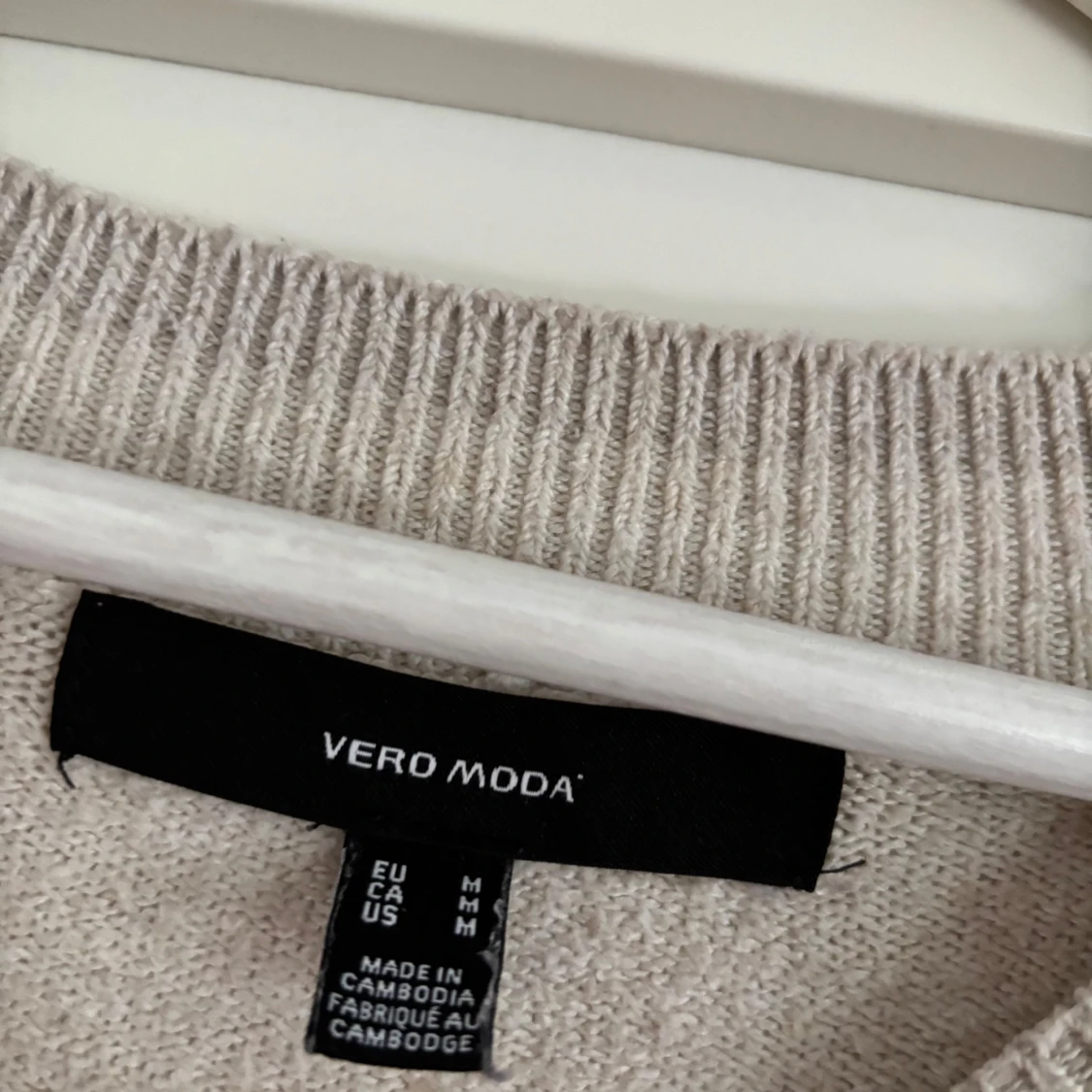 Beige stickad tröja från Vero Moda - 1