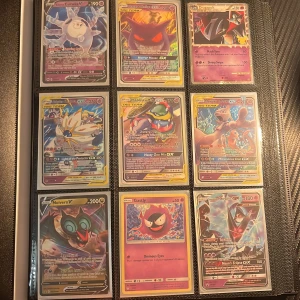 Pokémonkort - Samlarpärm med GX, V och EX - Fet samlarpärm fylld med coola Pokémonkort! Här hittar du massor av GX, V och EX-kort med favoriter som Charizard, Pikachu, Mewtwo, Blastoise och fler. Perfekt för dig som vill boosta din samling eller byta med vänner. Snygga, färgstarka kort – ett måste för alla Pokémonfans! Säljer inte alla, säljer styckvis