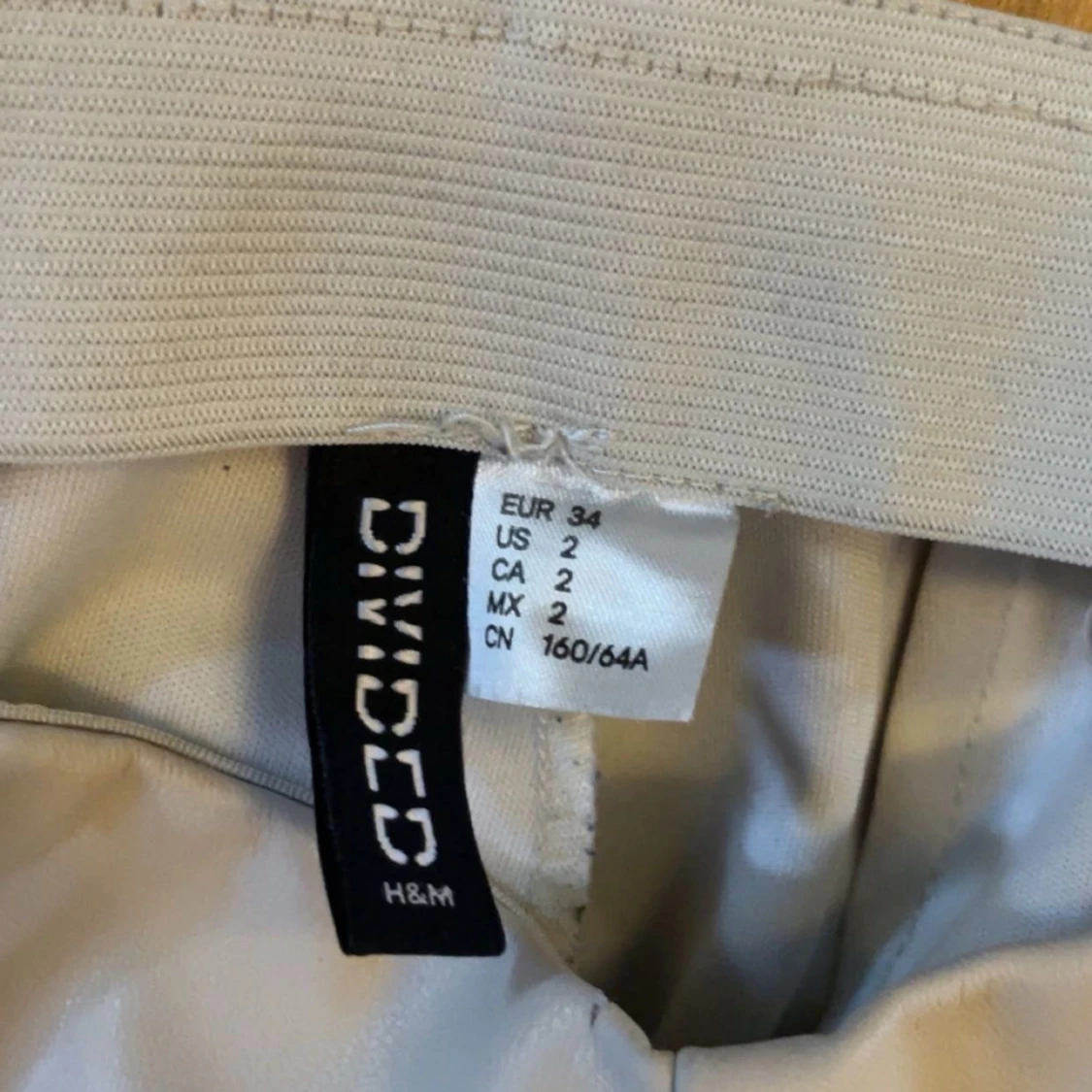 Beiga bootcut byxor från H&M - 2