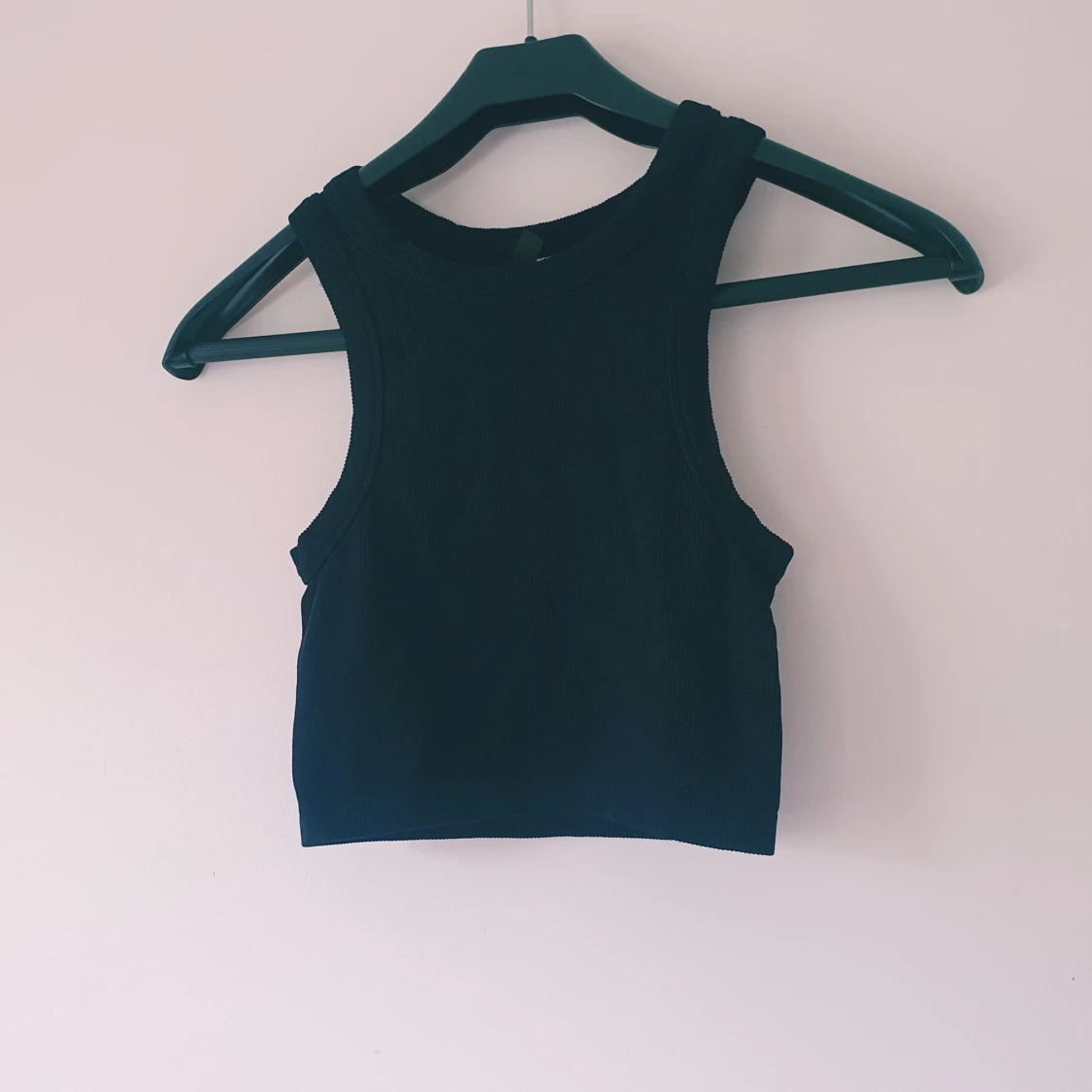 Svart ribbad croppad linnetopp