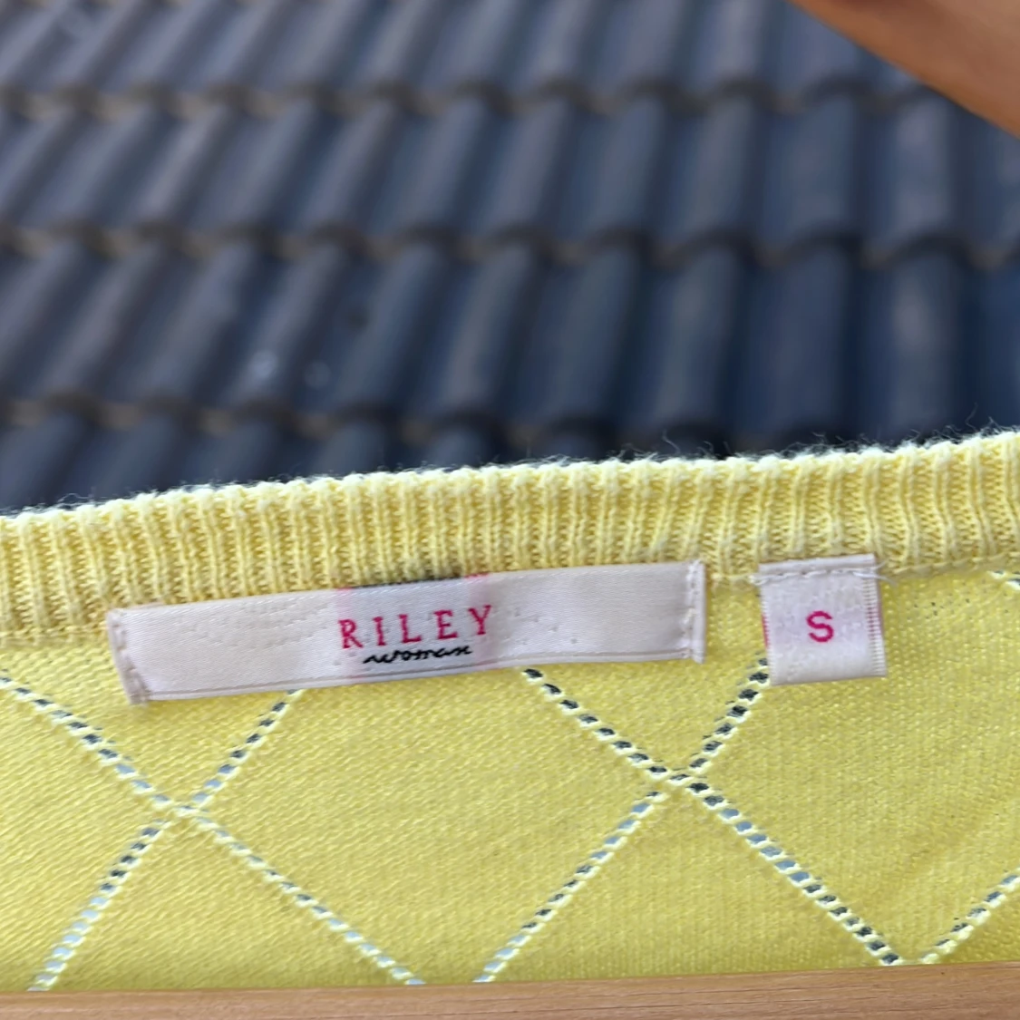 Gul v-ringad tröja från Riley - 2