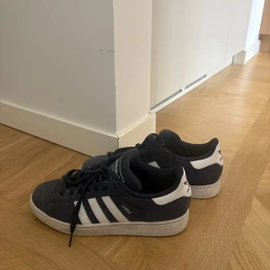  sneakers mörkblå - Mörkblå Adidas Campus, typ oanvända!