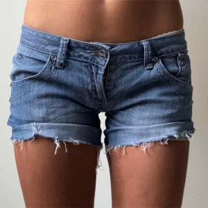 Lågmidjade jeansshorts  - Ljusblå/blåa lågmidjade jeansshorts med slitningar. Midjemått 37cm. Postar snabbt! 