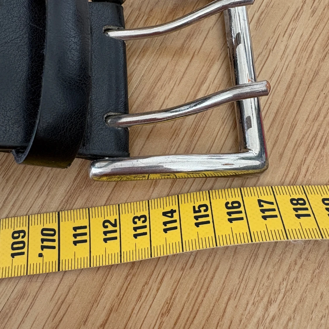 Svart skärp med nitar och dubbla spännen - 2