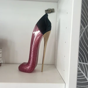 Carolina Herrera Good Girl Glam - 50ml, se andra bilden för hur mycket som är kvar. Köpt för 1400kr