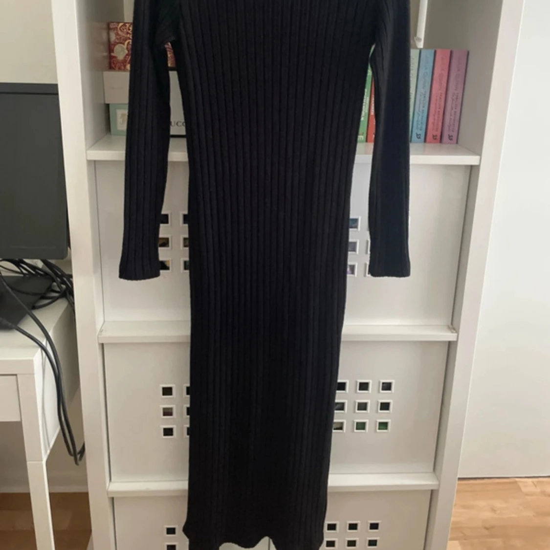 Svart ribbad långklänning - 1