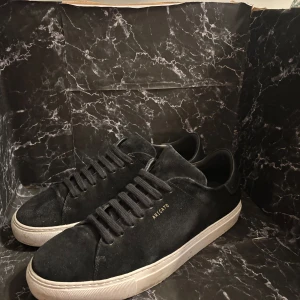 Svarta sneakers från Axel Arigato mocka - Säljer ett par sjukt snygga axel arigatos i svart mocka i otroligt bra sick inprincip nya, storlek 43, ny pris 2800 säljer för endast 1499 pris kan diskuteras vid snabb affär, sick 9,5 /10