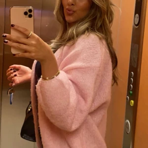 Rosa stickad kofta  - Populär rosa cardigan/kofta från Lindex som är slutsåld i storlek M/L men passar bra på mig som är en S