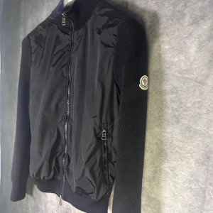 Moncler nylon cardigan  - Mycket fint skick | Size S passar XS | längden på plagget är 58 cm  | Äkta, och äktighetsbevis kan visas vid intresse | fraktar spårbart inom 24 timmar |  för att köpa klicka ” köp nu” | vid frågor skriv ett meddelande |