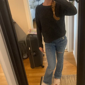 Mörkgrå stickad tröja från Vero Moda - Mysig mörkgrå stickad tröja från Vero Moda i storlek XS. Tröjan har en enkel, klassisk design med rund halsringning och långa ärmar. Perfekt för lager-på-lager och chill höst- och vinterstil. Inga noppror då den är nästan helt ny💗