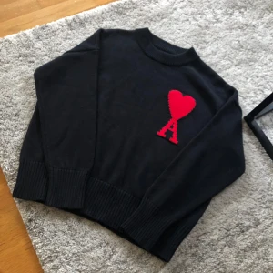 Ami Paris tröja  - Nyskick, knappt använd. Nypris ca 4000 