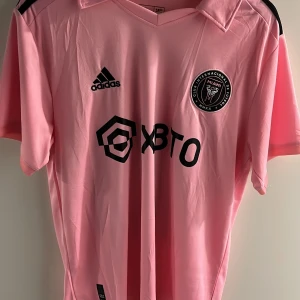 Inter Miami Messi 10 fotbollströja Adidas - Messi T-shirt passar också M