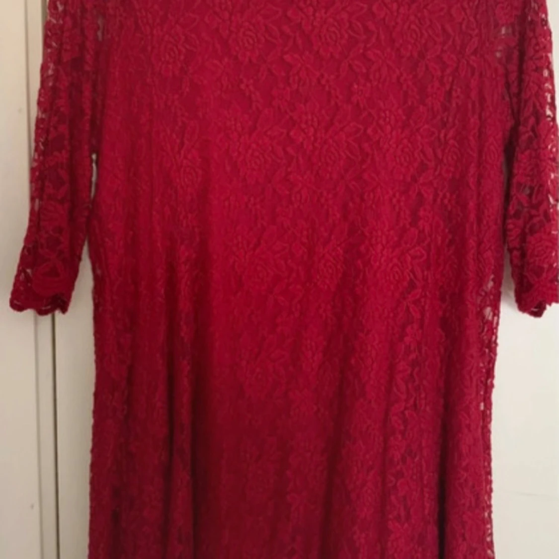 Röd spetsklänning från Isolde