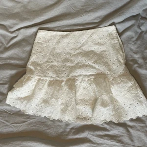 Kjol - Sjukt fin kjol från zara som tyvvär äe för liten för mig, den äe i bra skick och har inbyggda shorts villket är jätteskönt!💕 Midjemåttet är 34cm och längden är 37cm💖 köpte för 500💗