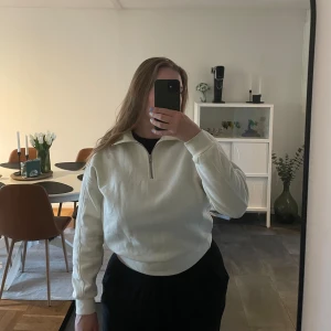 Polo sweatshirt med dragkedja - Vit/crémefärgad polo sweatshirt med dragkedja i bra skick, väldigt skönt material. Storleken är xs/s men skulle säga att den är mer som en s. 💕