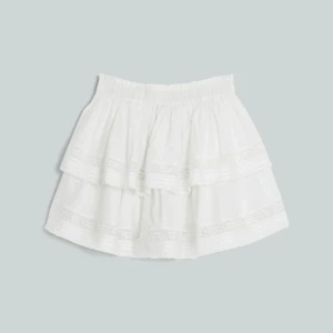 Vit volangkjol från Bik Bok💕🤍 - Superfin vit kortkjol från Bik Bok med dubbla volanger och spetsdetaljer. Kjolen har resår i midjan och är gjord i luftig bomull, perfekt för varma dagar. 