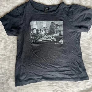 Svart t-shirt Urban Outfitters - Svart t-shirt från Urban Outfitters med tryck. Klassisk rund hals och korta ärmar. Skön och mjuk bomullskvalitet.