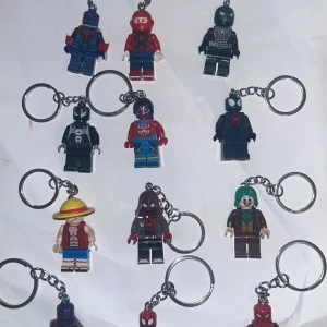 Spiderman Lego Key chain - Säljer dessa spiderman Key chains i olika design! Styckpris! Dessutom Batman där! De är riktigt snygga och perfekt om man vill spice upp sin nyckelring eller jeans! ;D 😎