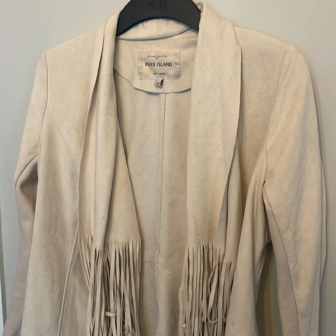 Beige mockaimitationsjacka med fransar - 1