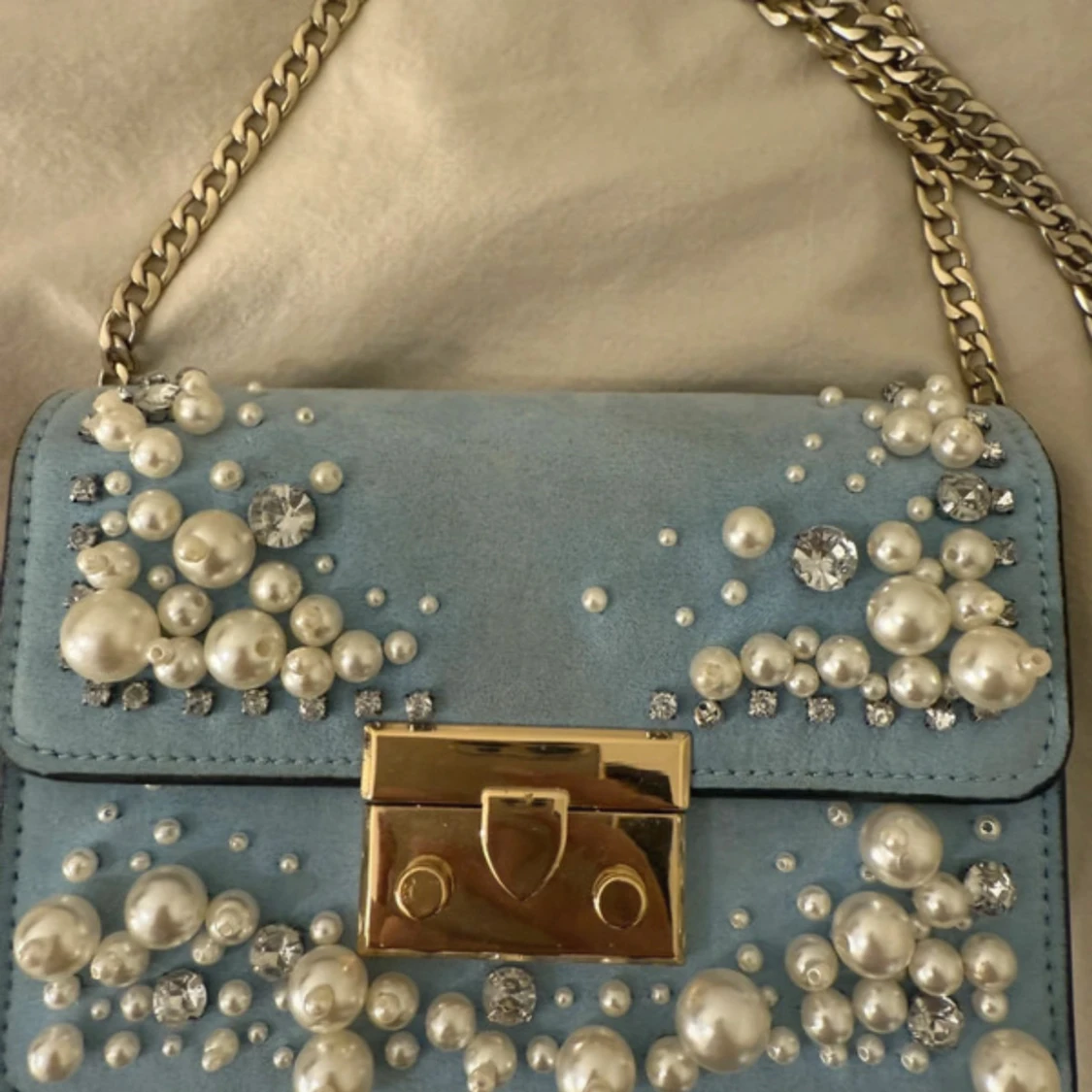 Ljusblå axelväska med pärlor och kedja - 1