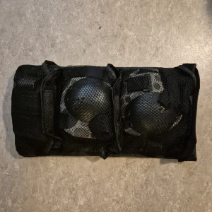 Biltema Inlinesskydd Knäskydd Skydd - Biltema Inlinesskydd Knäskydd Skydd