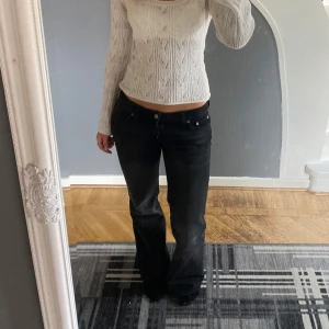 Svarta bootcut jeans låg midja weekday nova - Säljer ett par svarta jeans med bootcut-modell och låg midja. I storlek 26/32