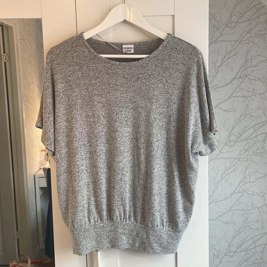 Gråmelerad stickad tröja Stories