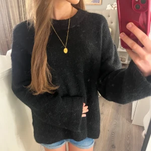 Svart stickad tröja Gina tricot - Säljer en svart stickad tröja från Gina tricot som används endast en gång!💗💗 Nypris 399 kr🫶 
