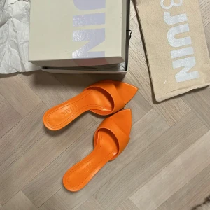 Orange klackskor läder från 3JUIN - Snygga orange klackskor från 3JUIN med spetsig tå och låg klack. I äkta läder🥰 Köpta för 3990kr, aldrig använda endast testade! 