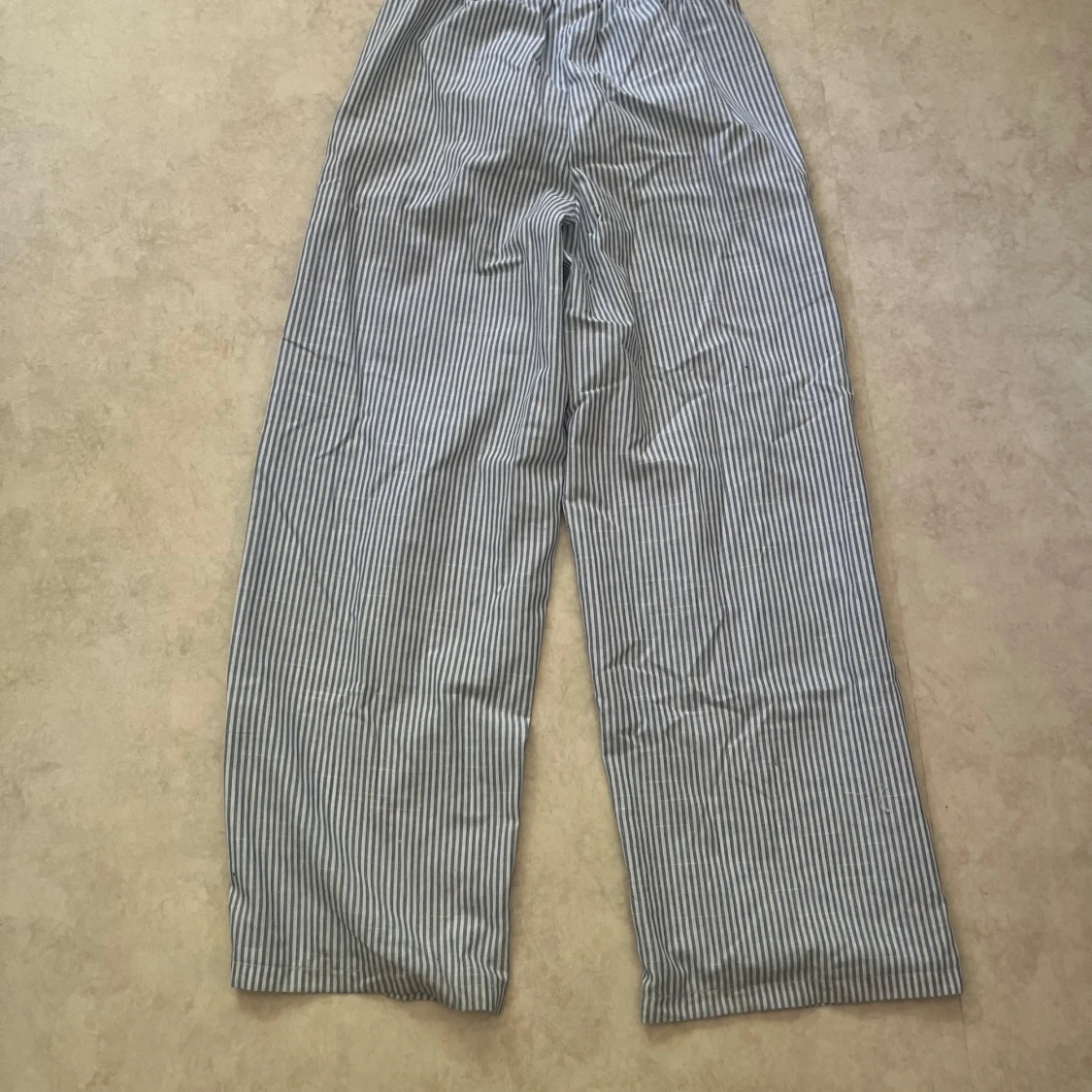 Randiga vida linnebyxor med snörning - 1